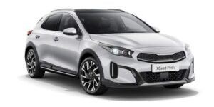 Mitcar Warszawa | Salon i Serwis KIA i Subaru | KIA Rio 2022 pokazana na białym tle w salonie Mitcar Warszawa.
